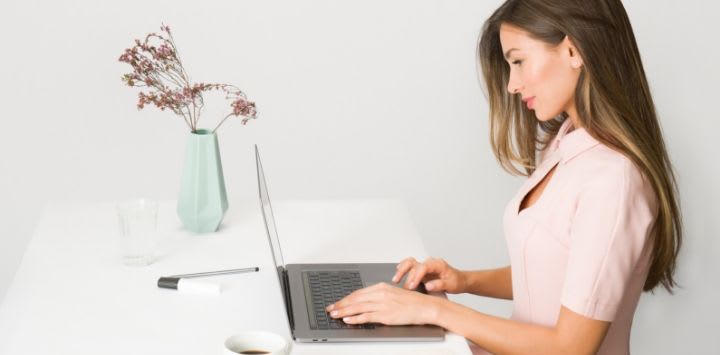 Thuis werken achter de webcam